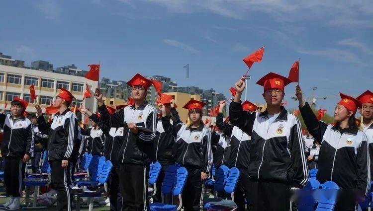 工作人员发驾照从楼上扔被指不尊重人 驾校：是我们的疏忽 不会再有类似情况发生